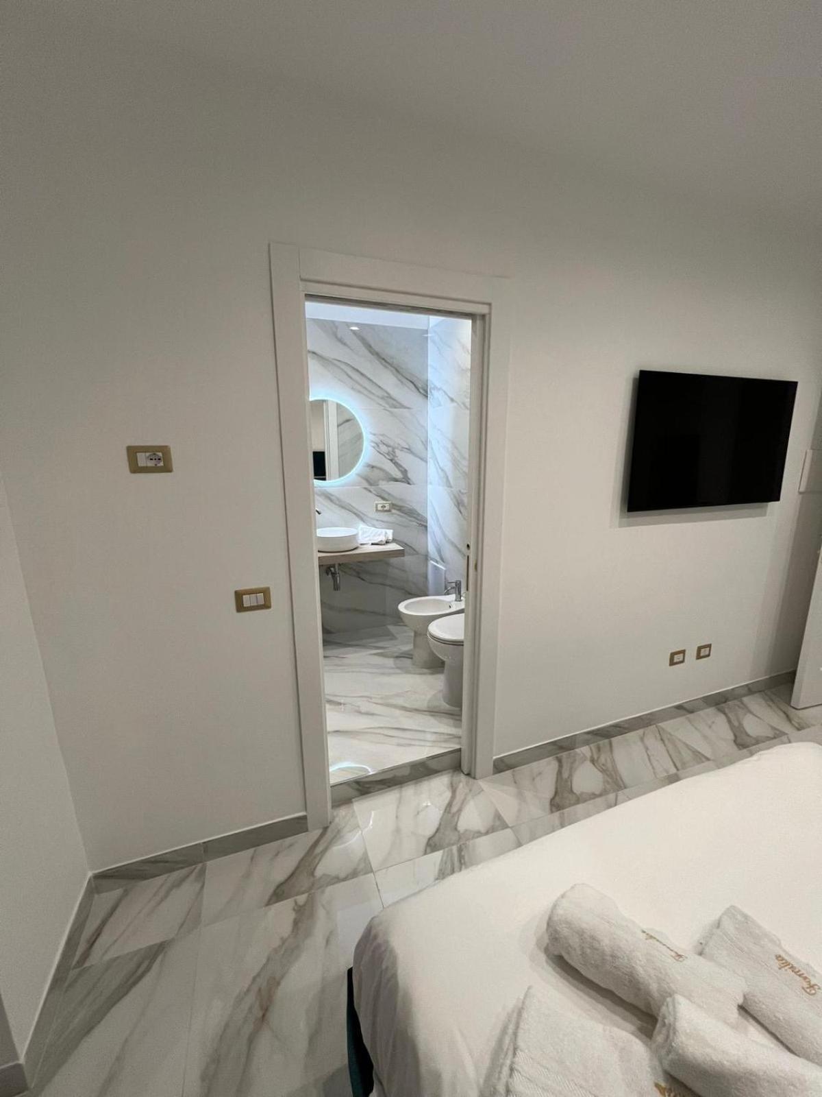 Familia Hotel Napoli Bagian luar foto