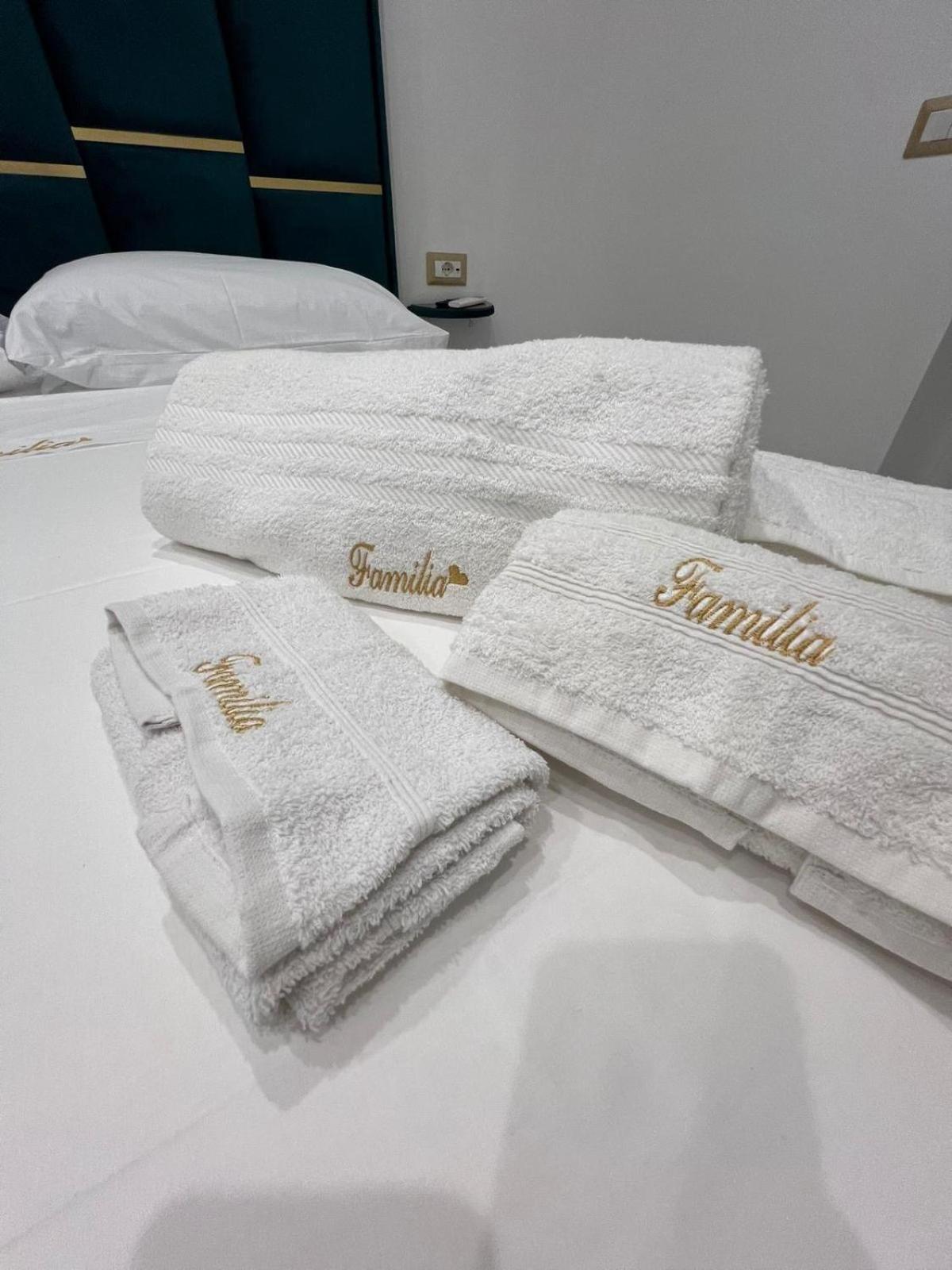 Familia Hotel Napoli Bagian luar foto