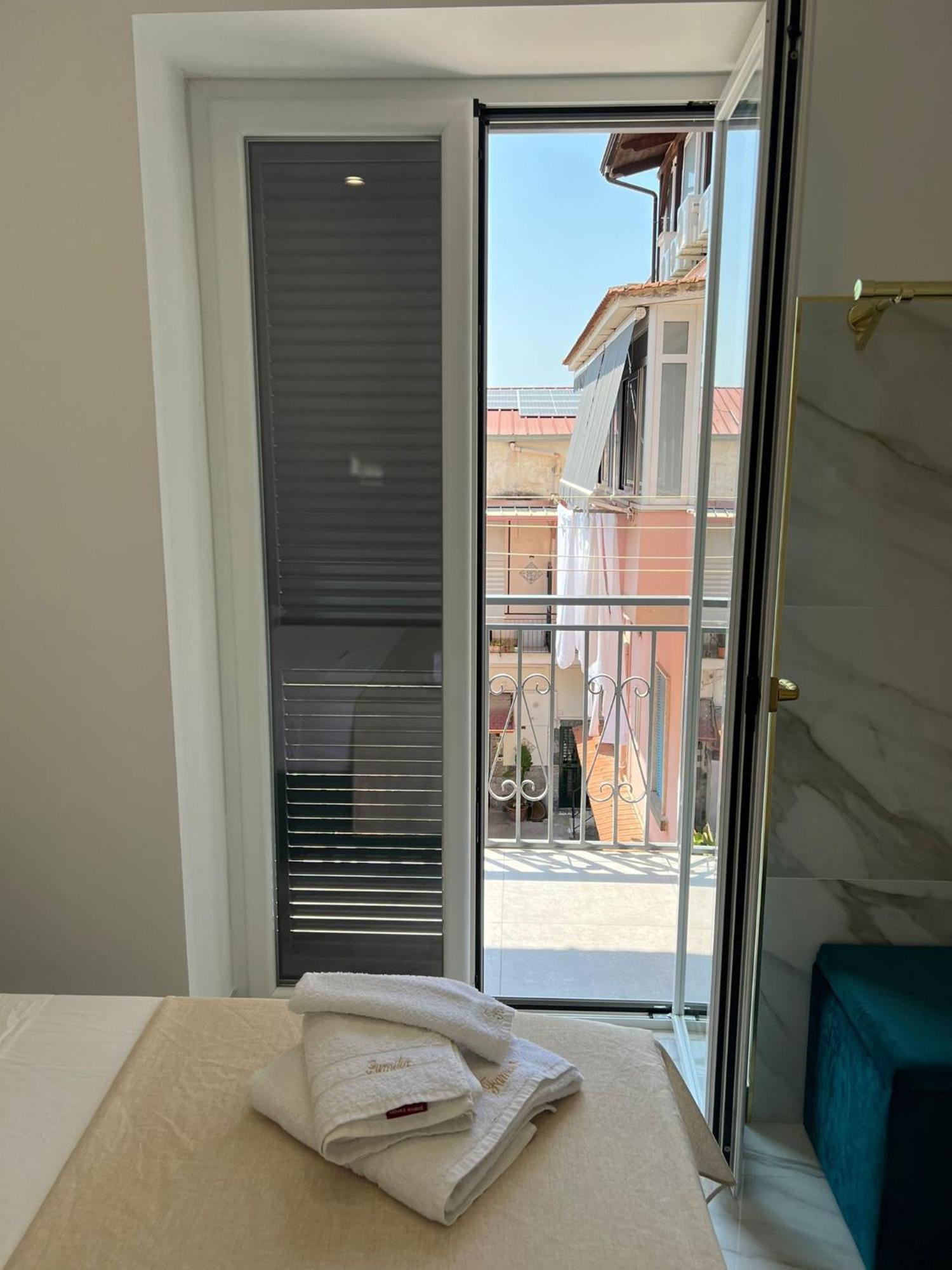 Familia Hotel Napoli Bagian luar foto