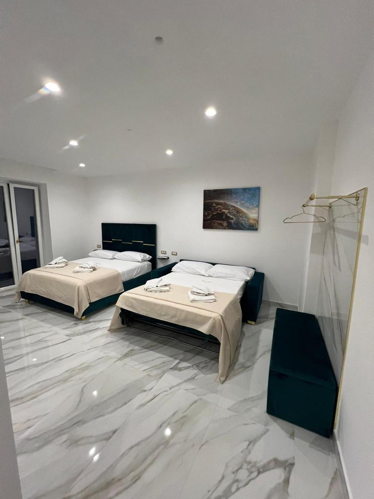 Familia Hotel Napoli Bagian luar foto