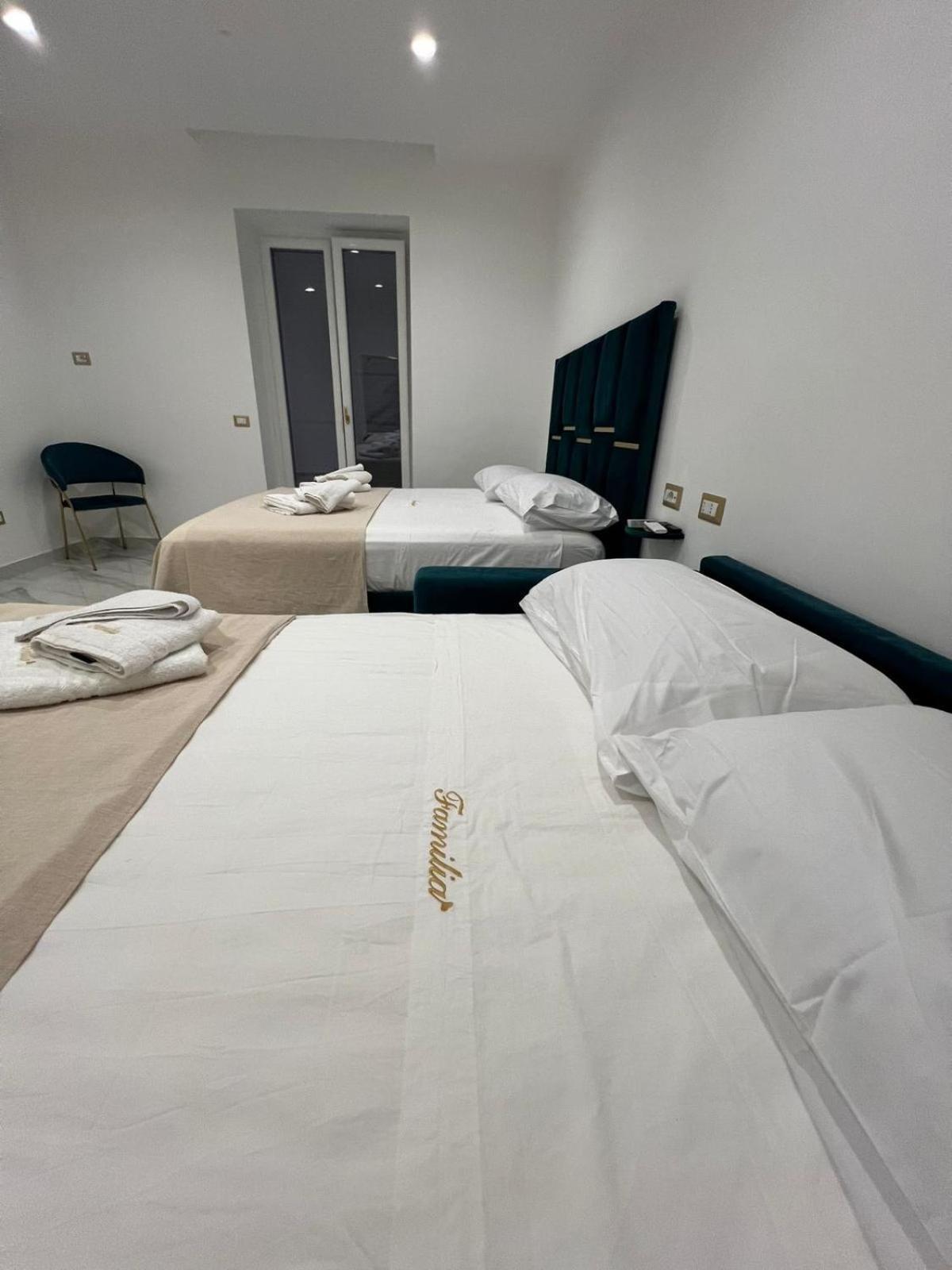 Familia Hotel Napoli Bagian luar foto