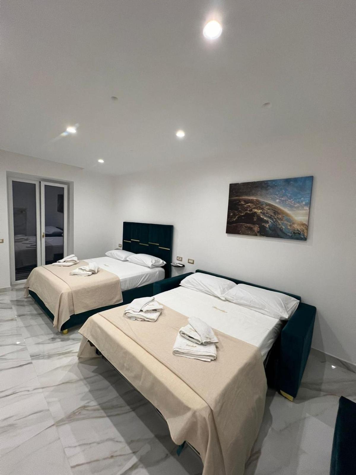 Familia Hotel Napoli Bagian luar foto