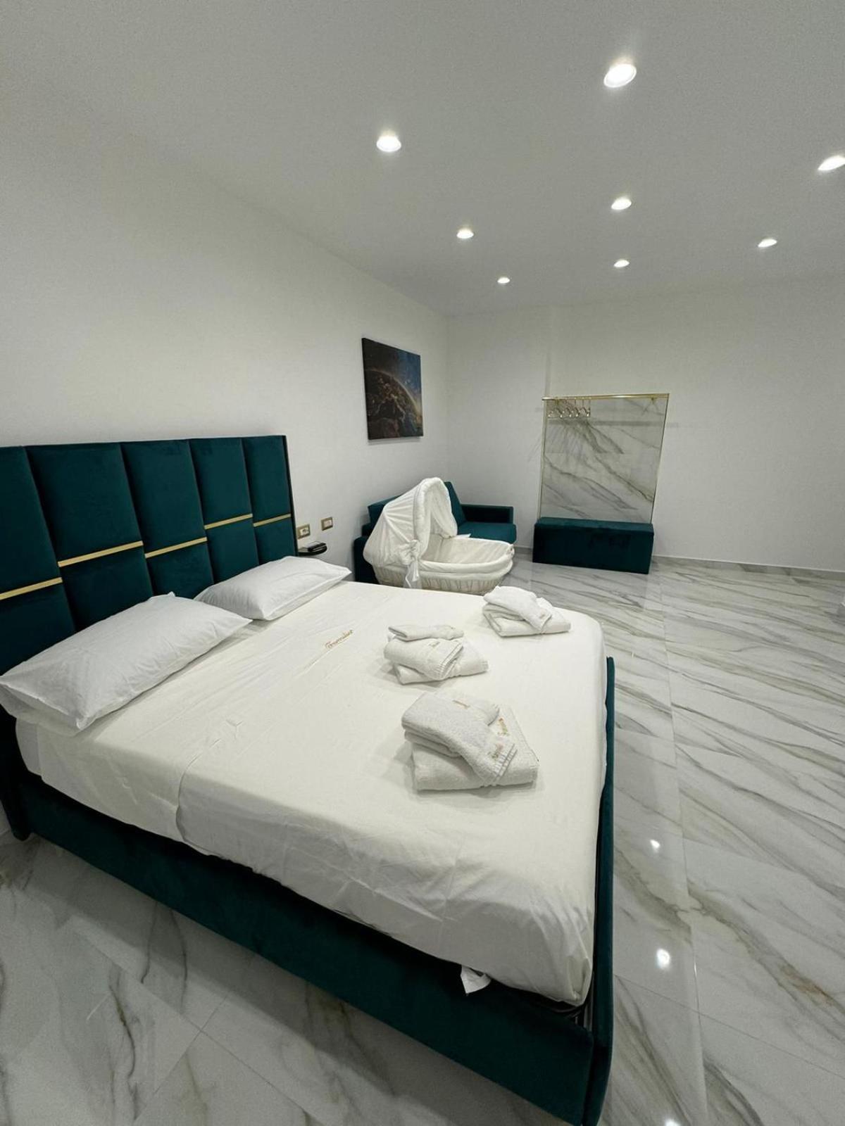 Familia Hotel Napoli Bagian luar foto