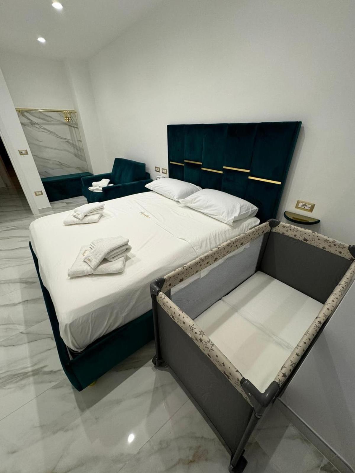 Familia Hotel Napoli Bagian luar foto