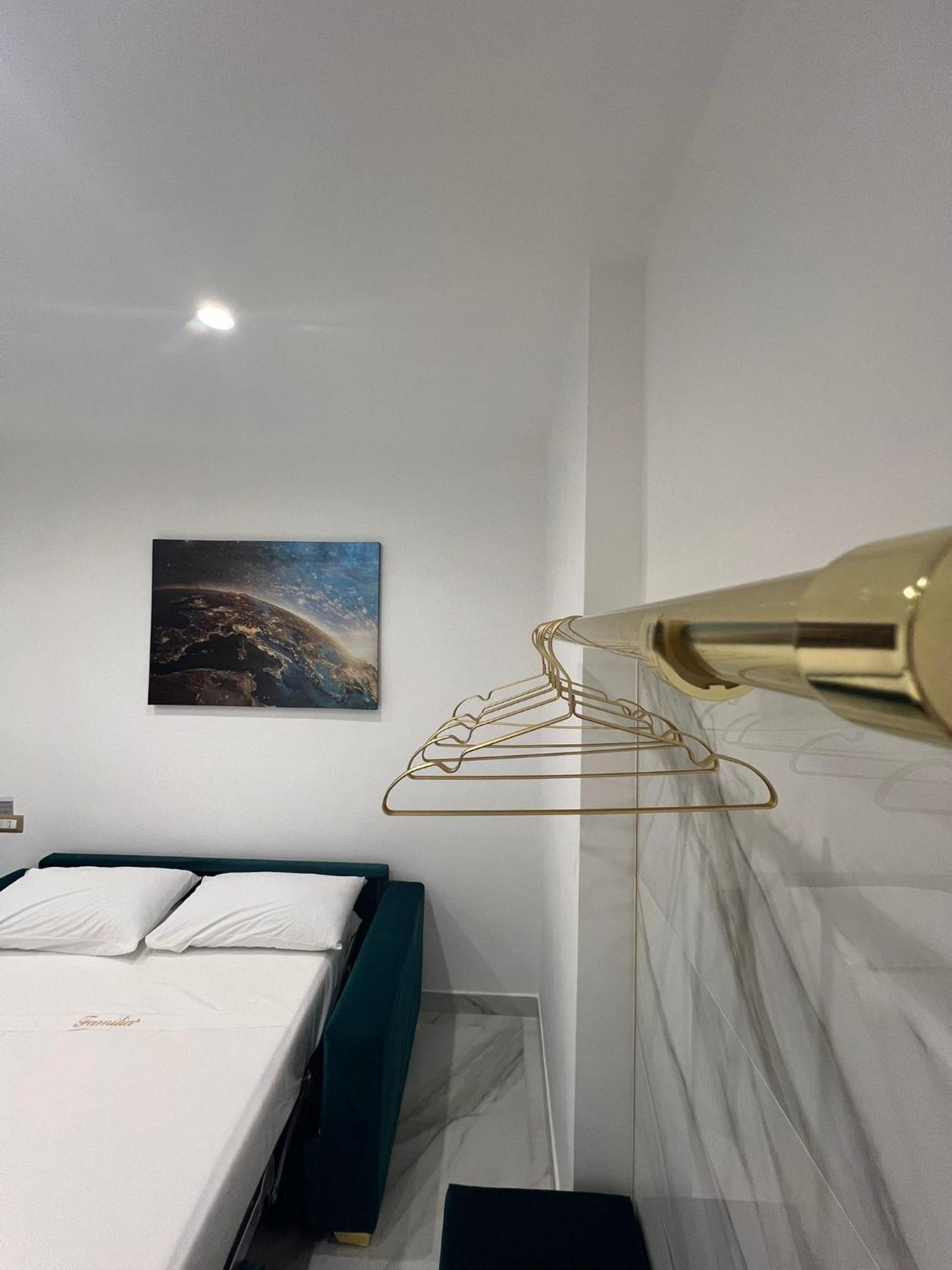 Familia Hotel Napoli Bagian luar foto