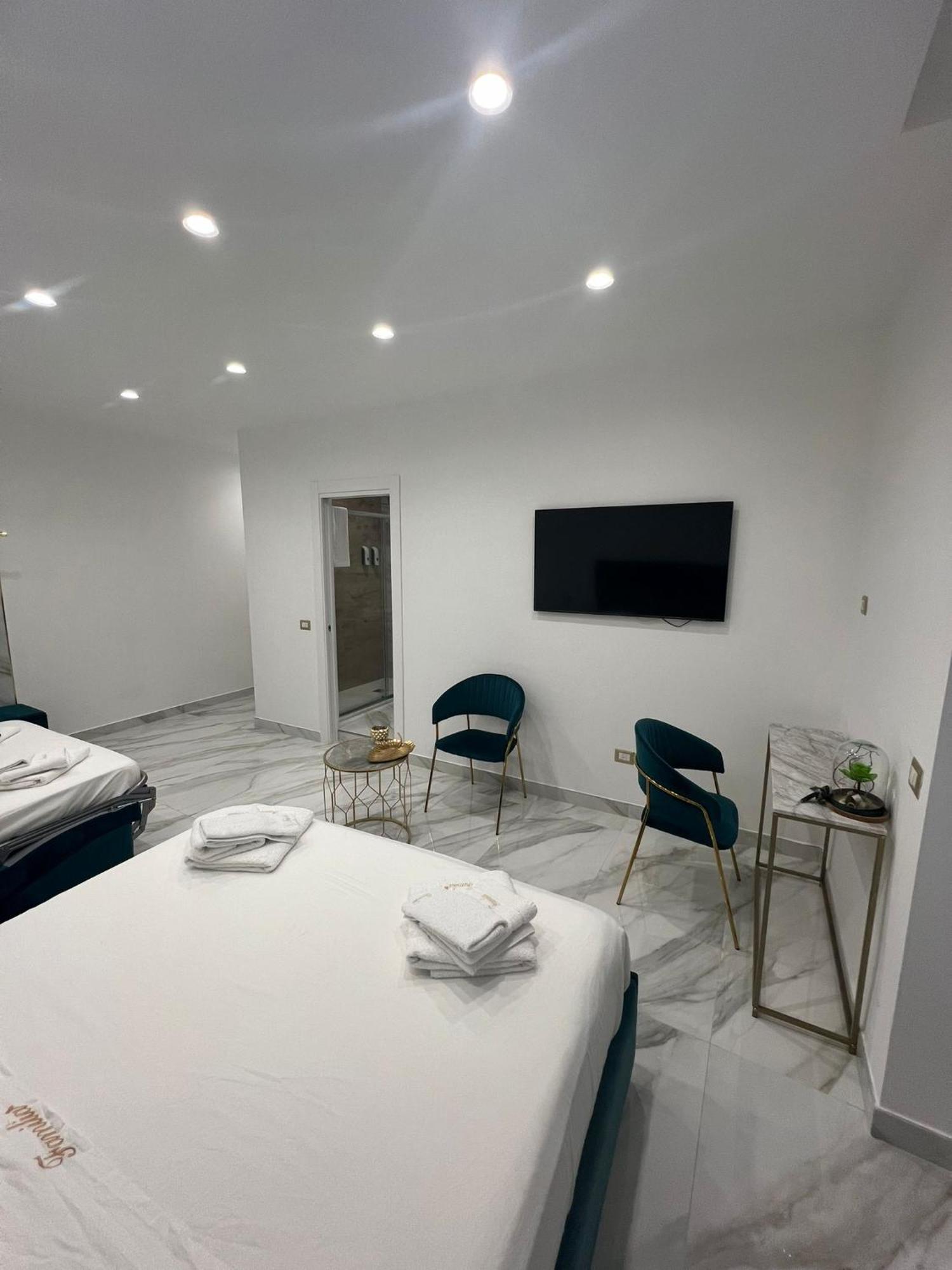 Familia Hotel Napoli Bagian luar foto