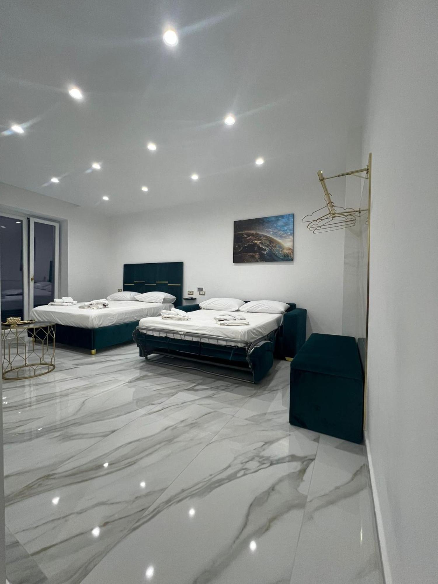 Familia Hotel Napoli Bagian luar foto