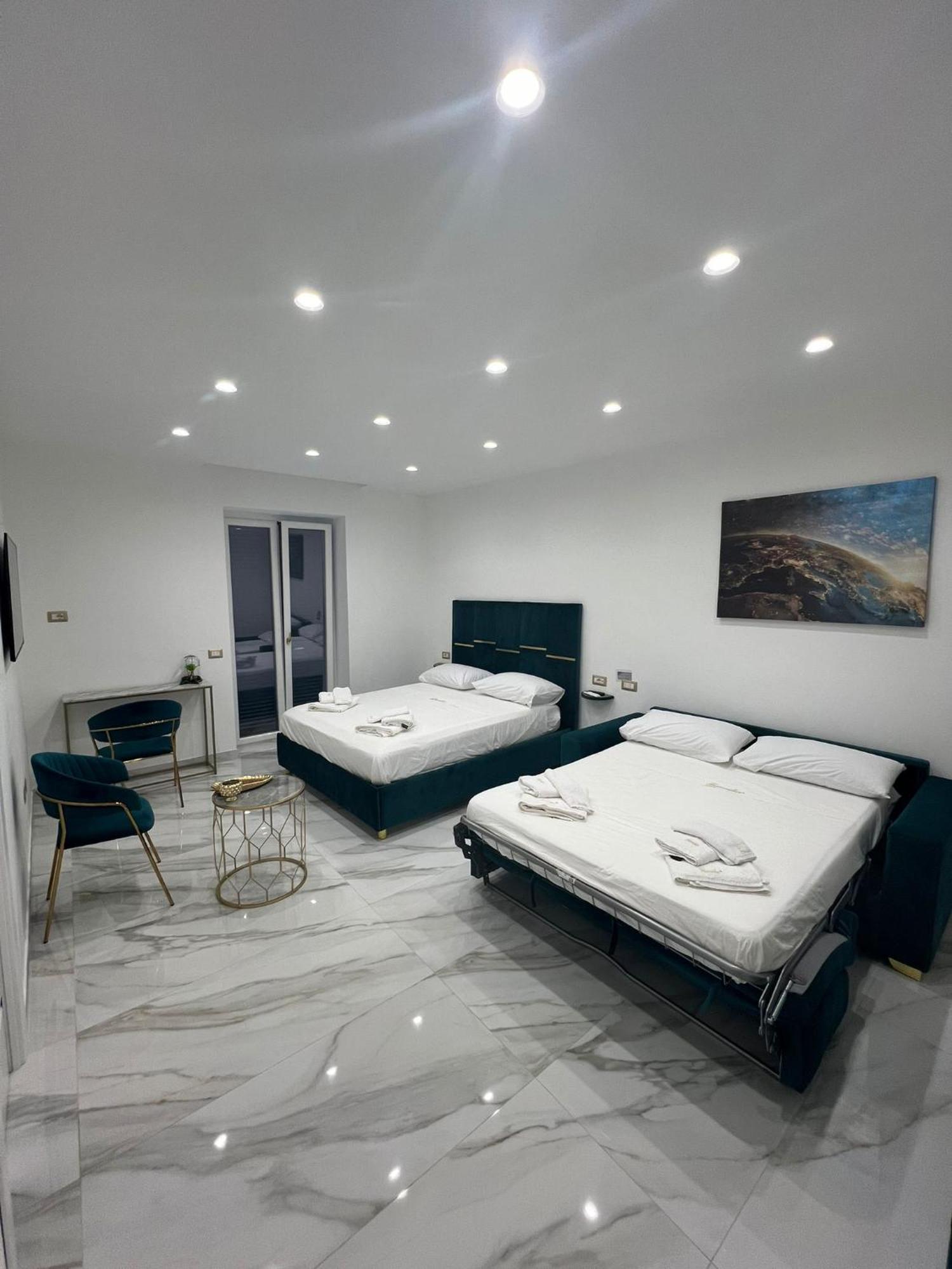 Familia Hotel Napoli Bagian luar foto