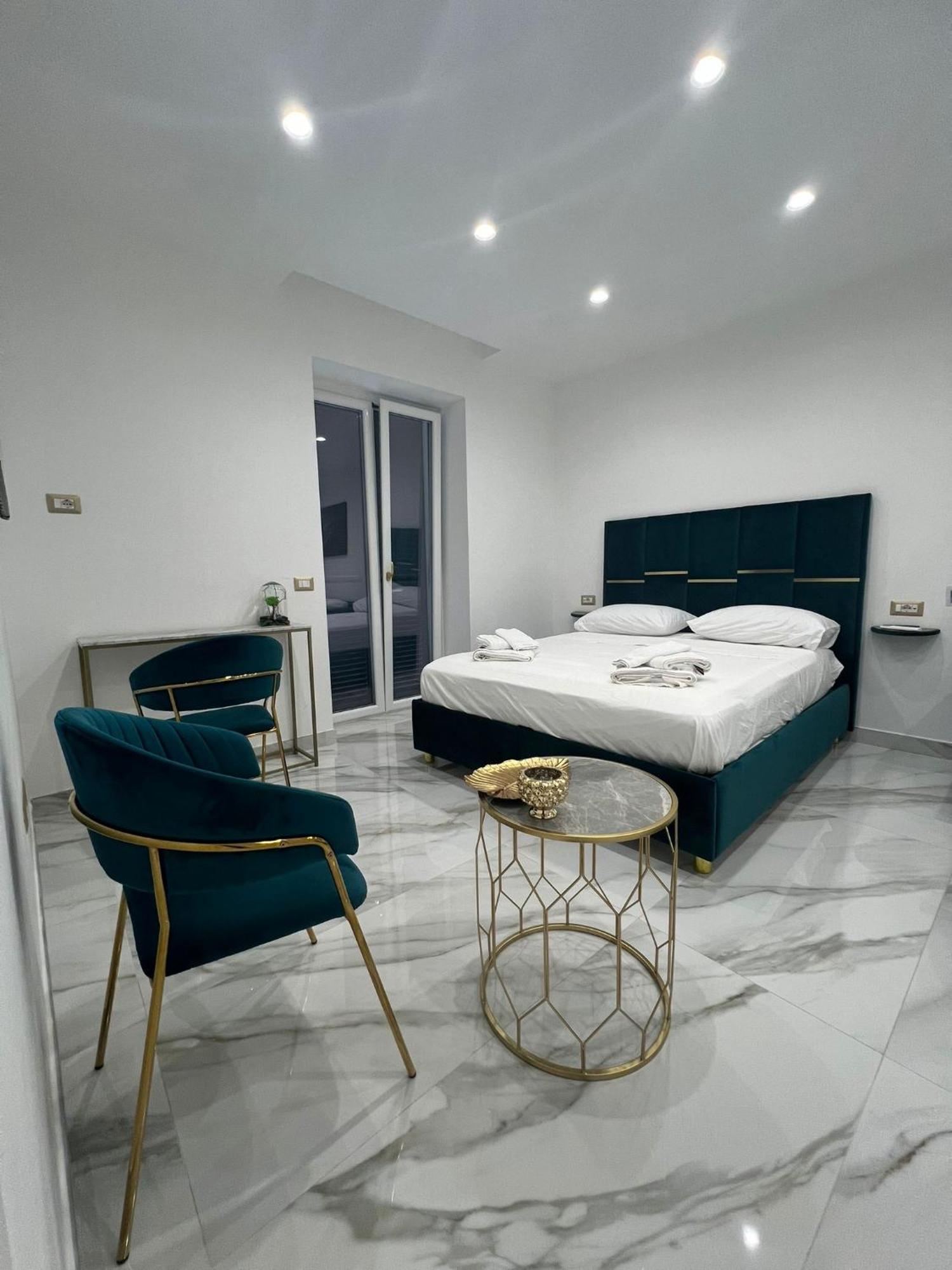 Familia Hotel Napoli Bagian luar foto