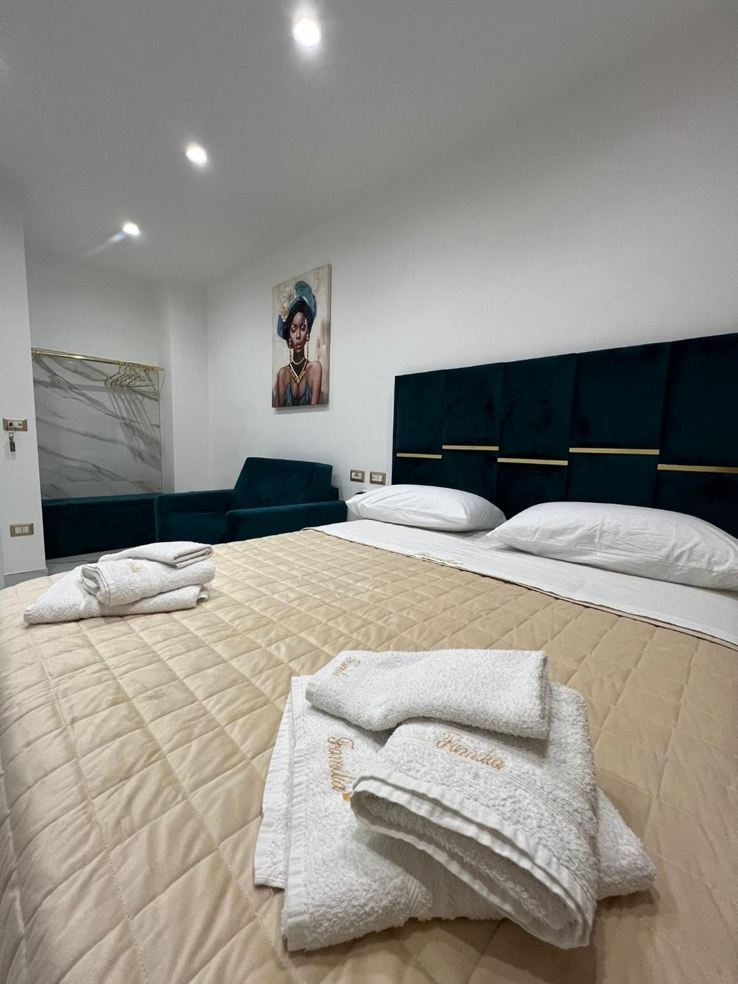 Familia Hotel Napoli Bagian luar foto