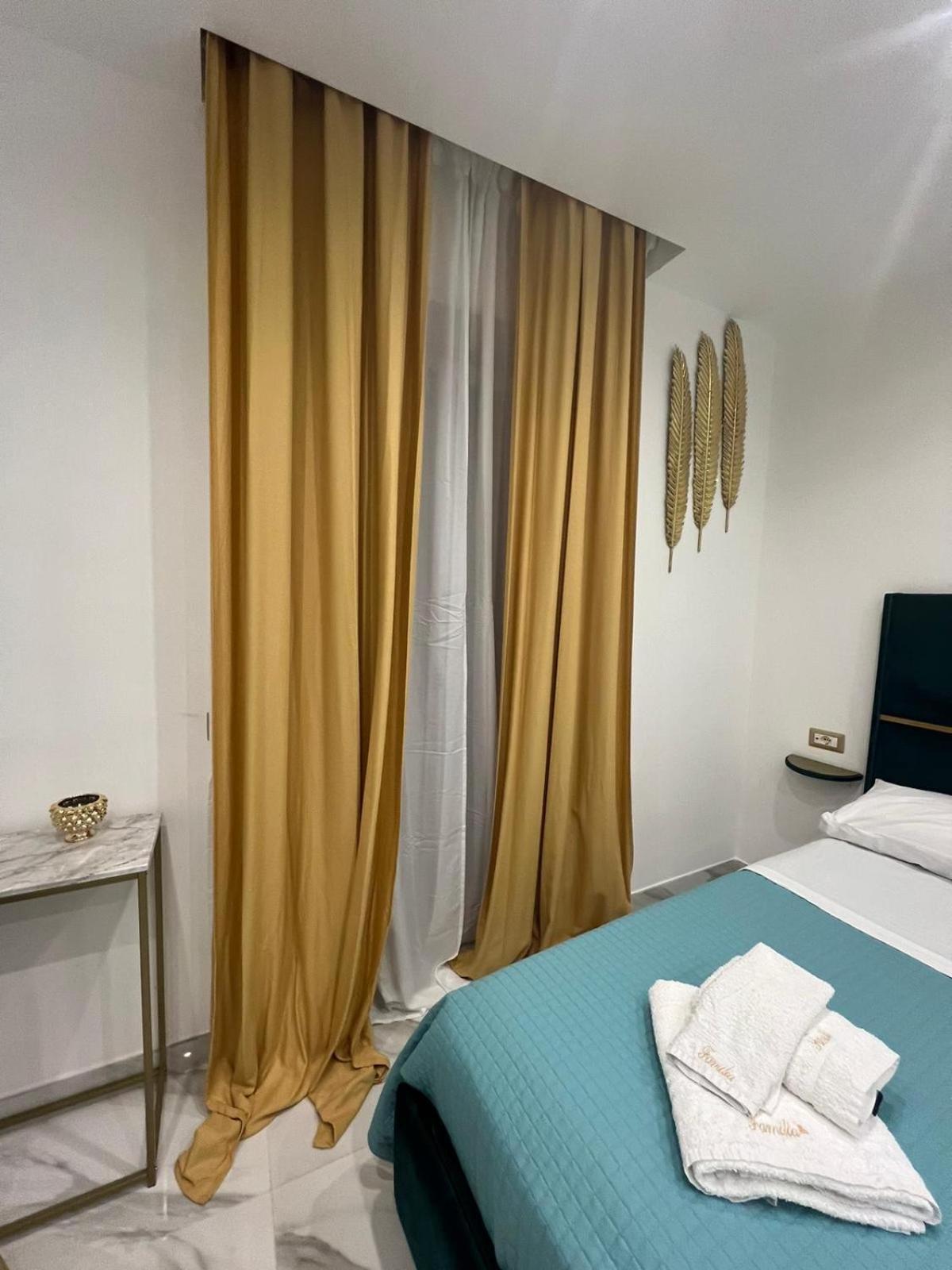 Familia Hotel Napoli Bagian luar foto